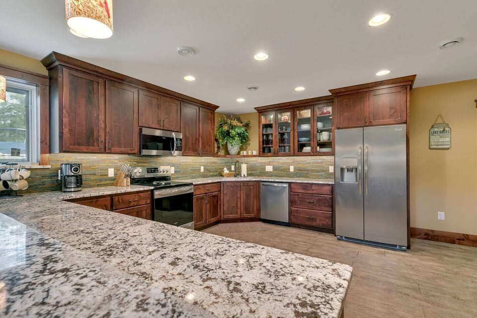 Modern kitchen. Countertops: granite.