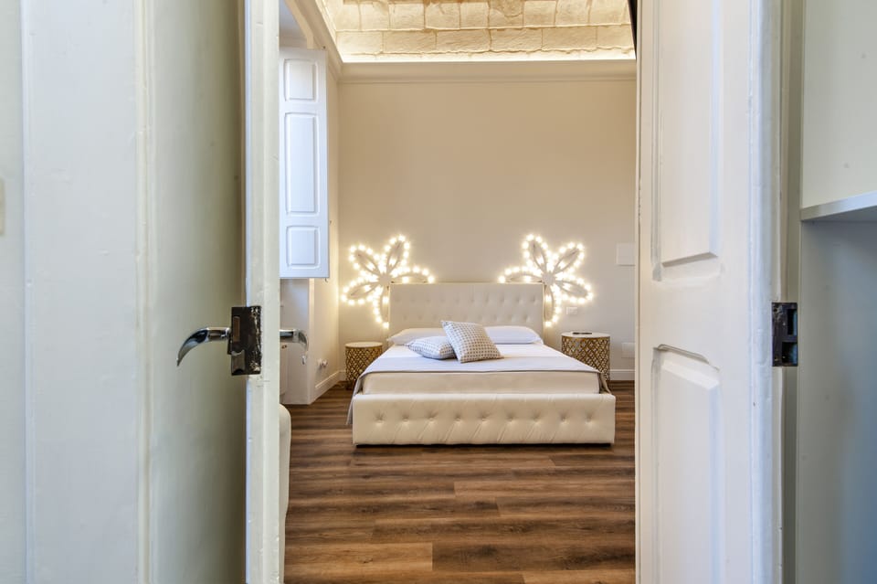 Deluxe Room, 1 Queen Bed, Non Smoking, City View | Premium bedding, down comforters, pillowtop beds, minibar