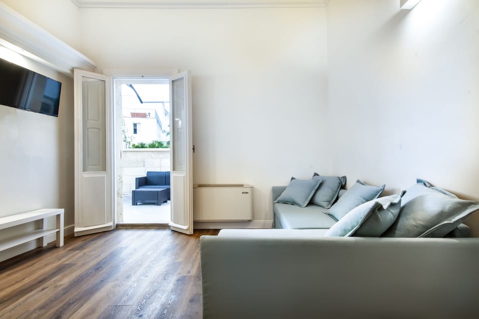 Luxury Suite, 1 Queen Bed with Sofa bed, Terrace, Corner | Living area