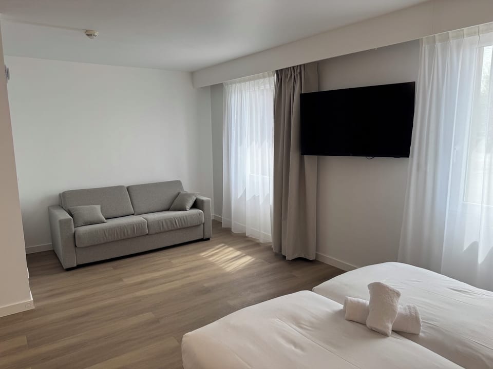 Family Room | In-room safe, desk, soundproofing, WiFi (free)