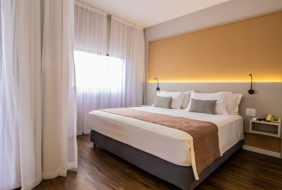 Executive Suite | Minibar, in-room safe, desk, bed sheets