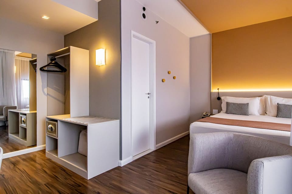 Premium Suite | Minibar, in-room safe, desk, bed sheets