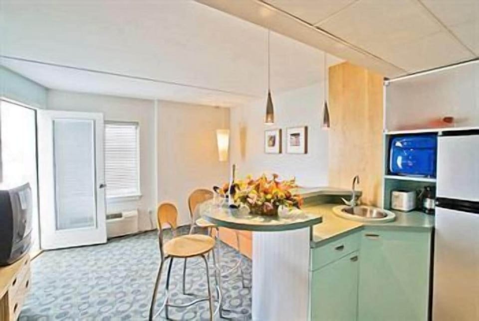 Suite, 1 Bedroom | Private kitchen | Fridge, microwave, coffee/tea maker