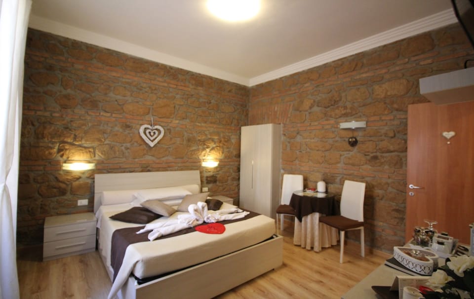 Double Room | 6 bedrooms, premium bedding, desk, iron/ironing board