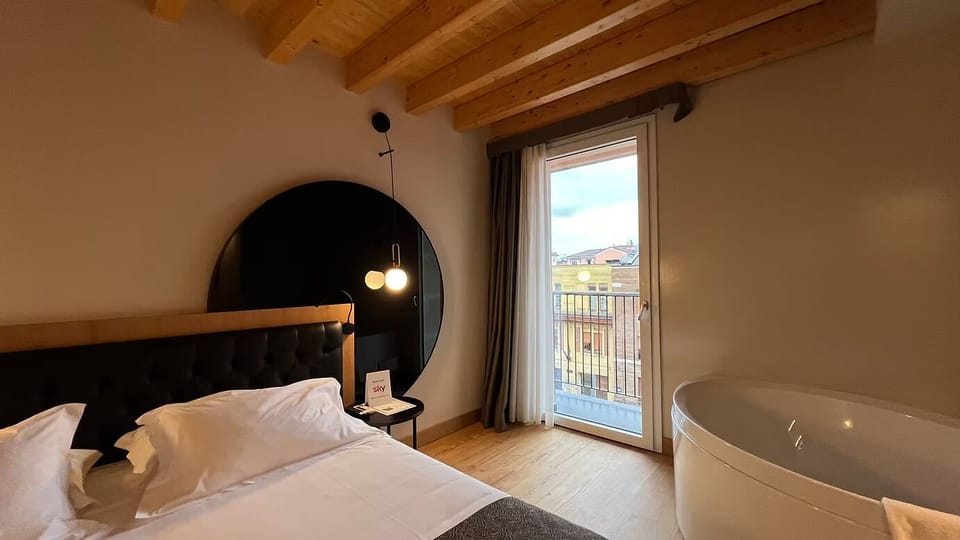 Junior Suite Capitolium | Hypo-allergenic bedding, down comforters, minibar, in-room safe