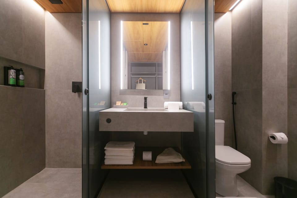 Standard Mar Quádruplo | Bathroom | Shower, free toiletries, hair dryer, bathrobes