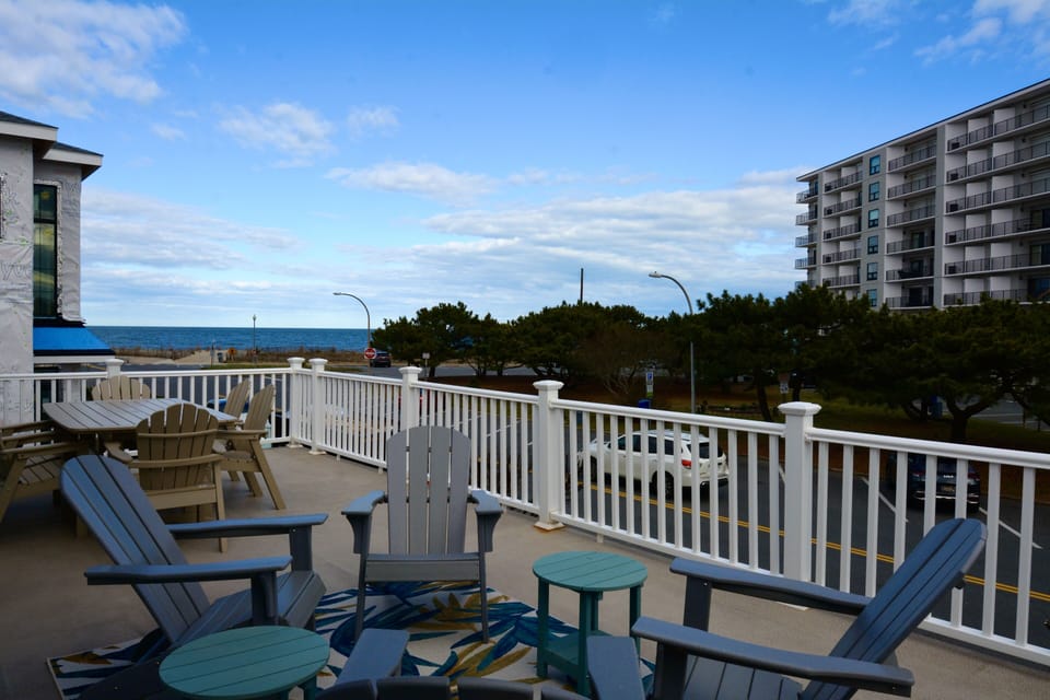 That's what you'll discover in this Ocean Block Cottage! Refreshed for the 2024 Season with new paint and upgrades such as the Polywood furniture on the upper deck, 9 Lake is an EXCELLENT choice for your summer vacation!~