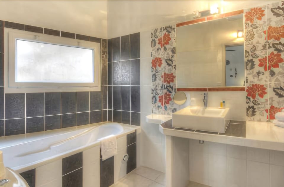 Business Double Room Single Use, 1 Double Bed | Bathroom | Free toiletries, hair dryer (on request), towels
