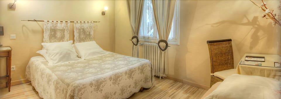 Minibar, desk, WiFi (free)