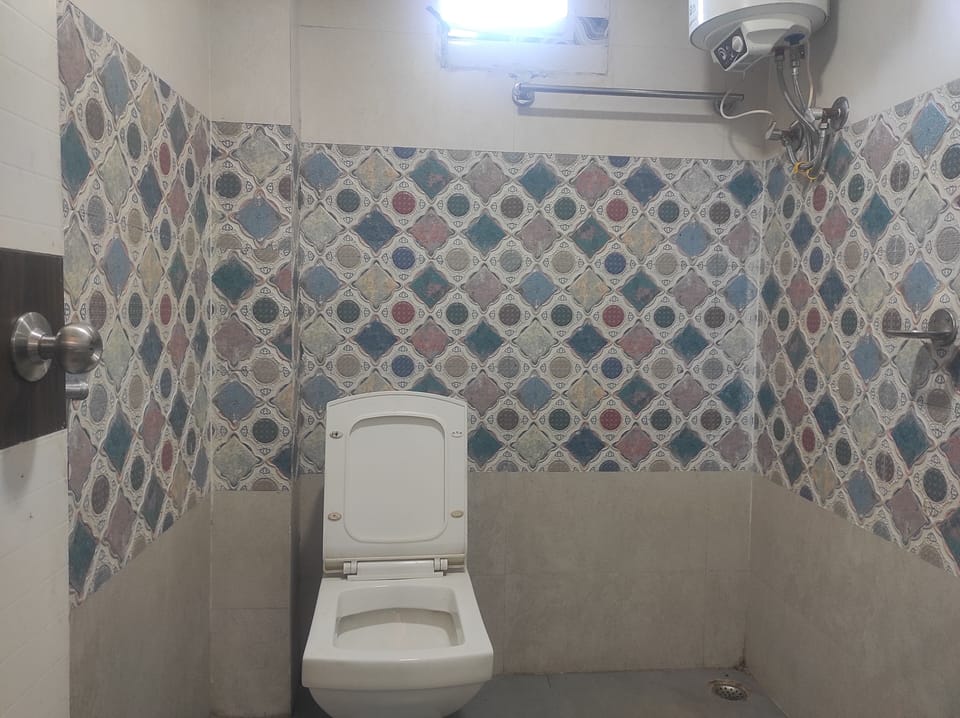 Luxury Room | Bathroom | Shower, rainfall showerhead, free toiletries, towels