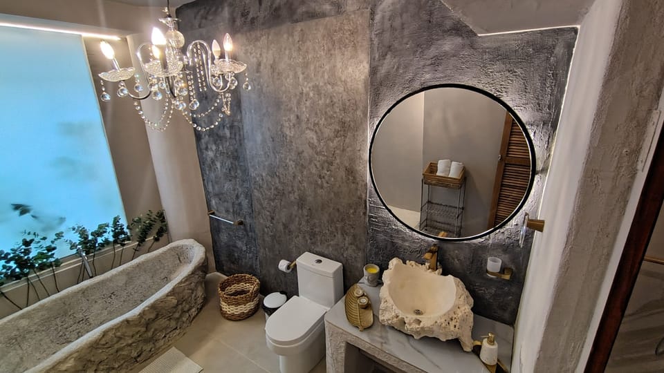 Superior Double Room | Bathroom | Shower, hydromassage showerhead, towels