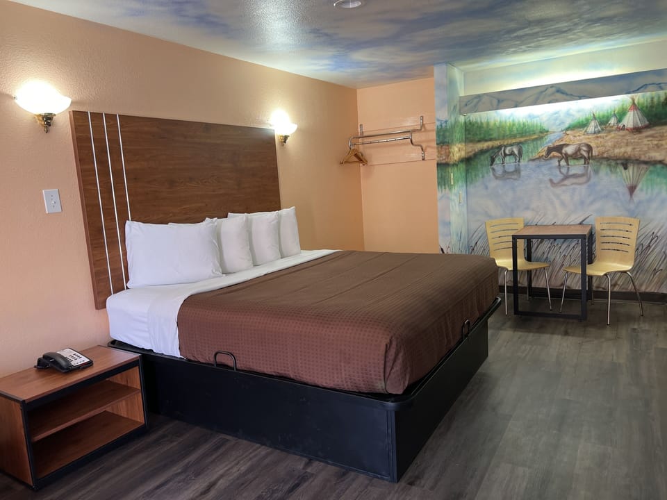 Single King Bed With Hot Tub | Desk, soundproofing, free WiFi
