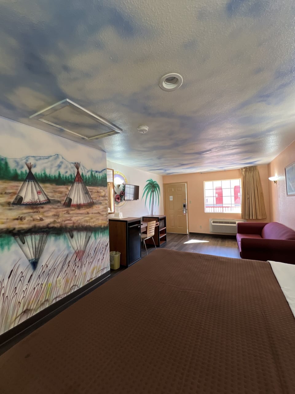 Single King Bed With Hot Tub | Desk, soundproofing, free WiFi