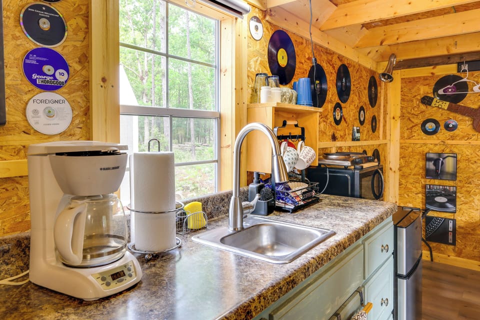 Kitchenette | Hot Plate | Mini Fridge | Coffee Maker