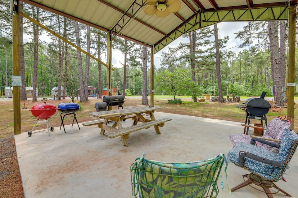 Community Amenities | 10-Acre Grounds | Shared Patio | Grills & Smokers
