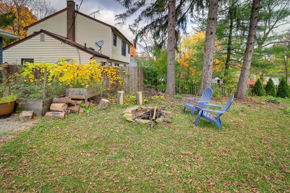Private Backyard | Wood-Burning Fire Pit | Charcoal Grill