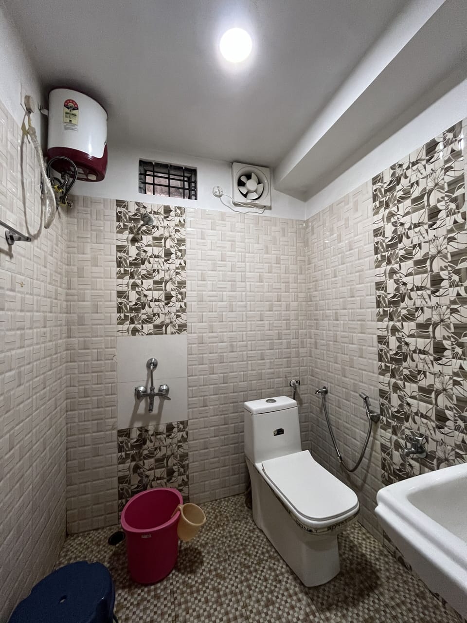 Deluxe Room | Bathroom | Shower, rainfall showerhead, free toiletries, towels