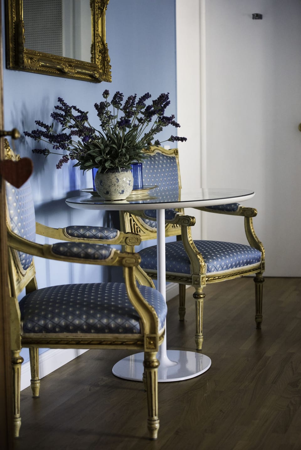 Detail of the 1 bedroom table with prestigious chairs.