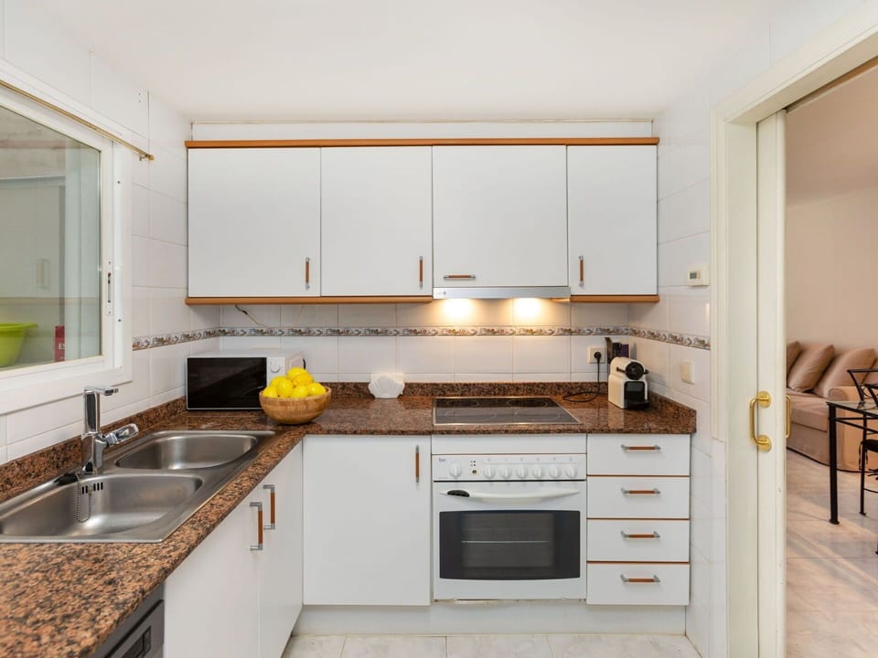 Countertop, Cabinetry, Kitchen Sink, Property, Sink, Kitchen, Tap, Kitchen Stove, Wood, Interior Design