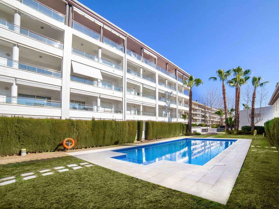 Water, Plant, Building, Property, Sky, Swimming Pool, Azure, Tree, House, Window