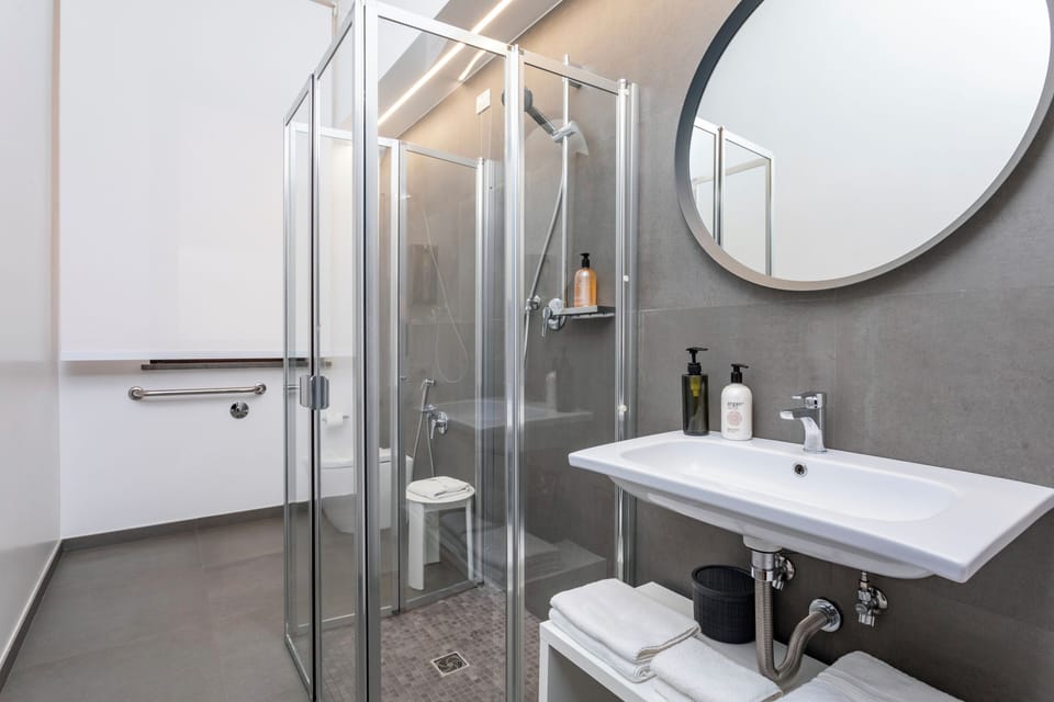 Deluxe Quadruple Room, Accessible (Cedro) | Bathroom | Shower, rainfall showerhead, free toiletries, hair dryer
