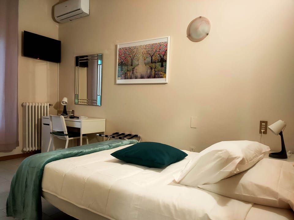 Deluxe Single Room | Desk, laptop workspace, blackout drapes, free WiFi