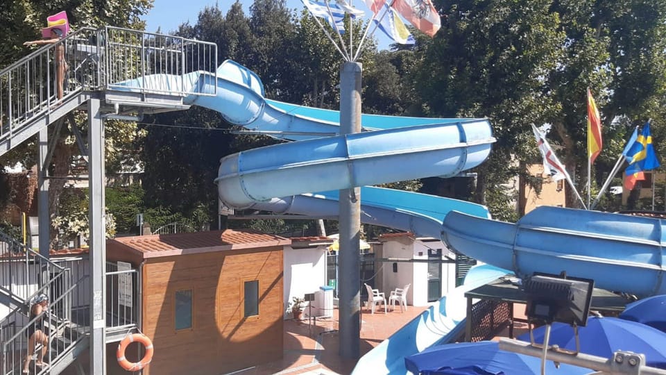 Seasonal outdoor pool, pool umbrellas, sun loungers