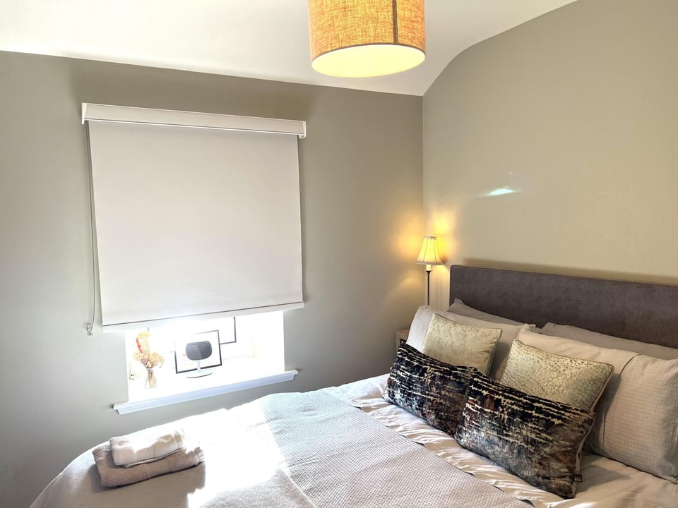 4 Bed House Sleeps 7 - Parking, Garden, Wifi House in Killarney
