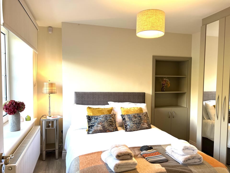 4 Bed House Sleeps 7 - Parking, Garden, Wifi House in Killarney
