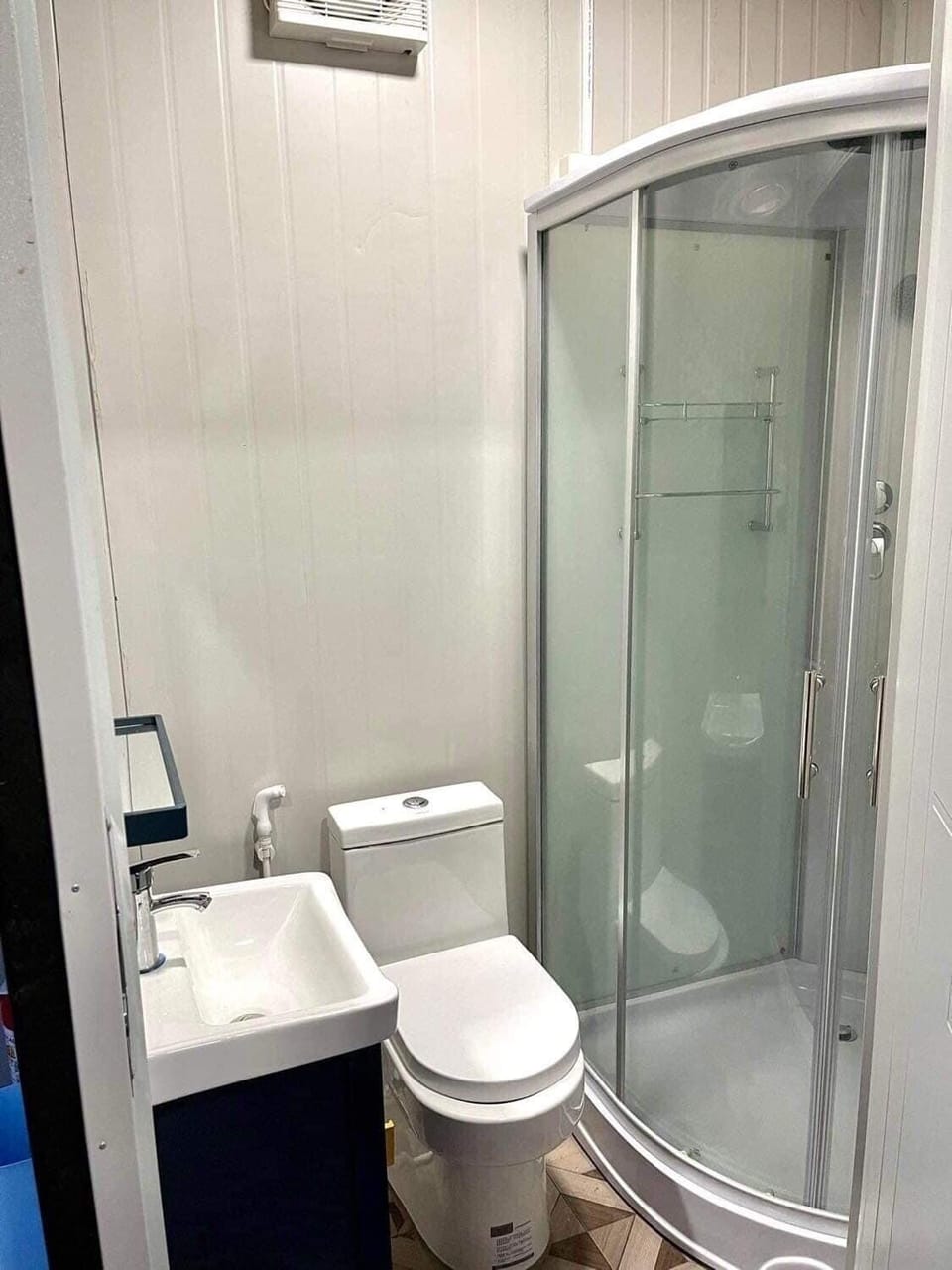 Standard Single Room | Bathroom | Shower, slippers, bidet, towels