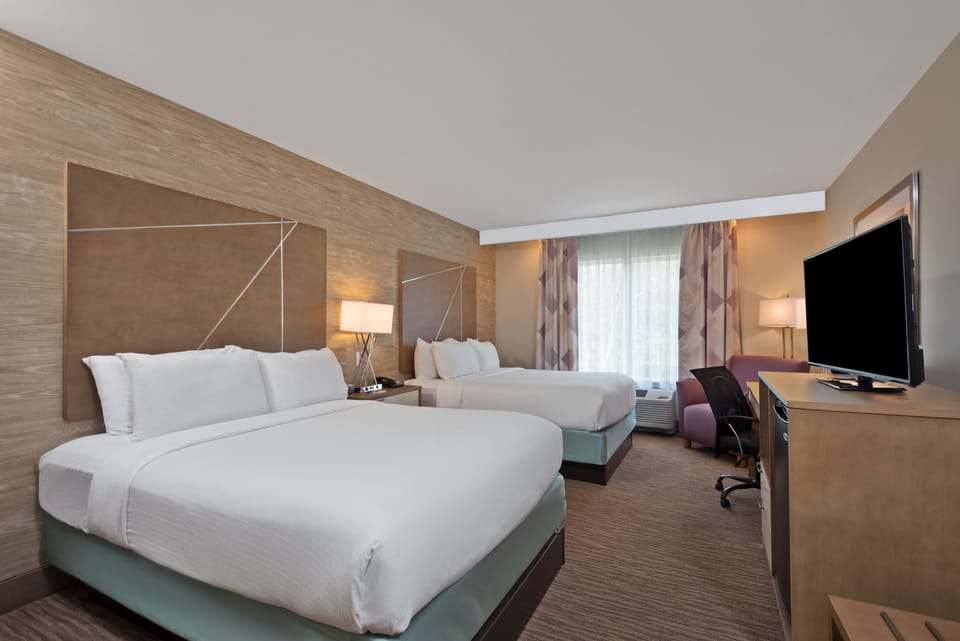 Premium bedding, in-room safe, desk, iron/ironing board