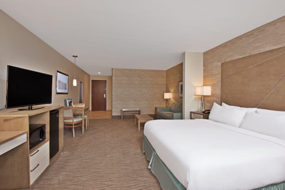 Premium bedding, in-room safe, desk, iron/ironing board