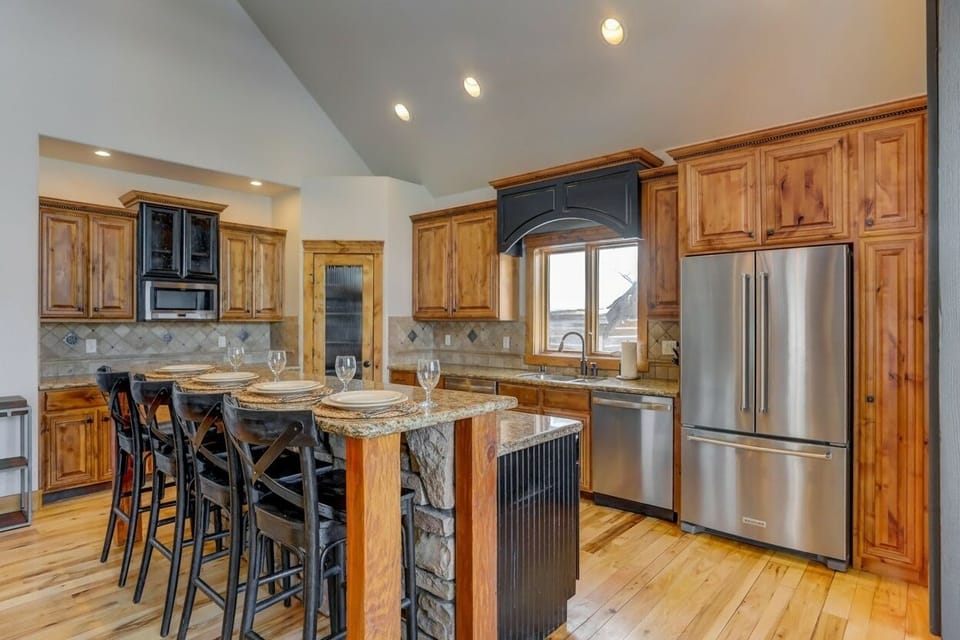 Double ovens, double dishwashers—go ahead, invite the whole crew
