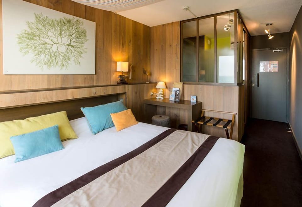 Luxury Double or Twin Room, 1 Double Bed, Private Bathroom, Ocean View | Desk, laptop workspace, soundproofing, free WiFi