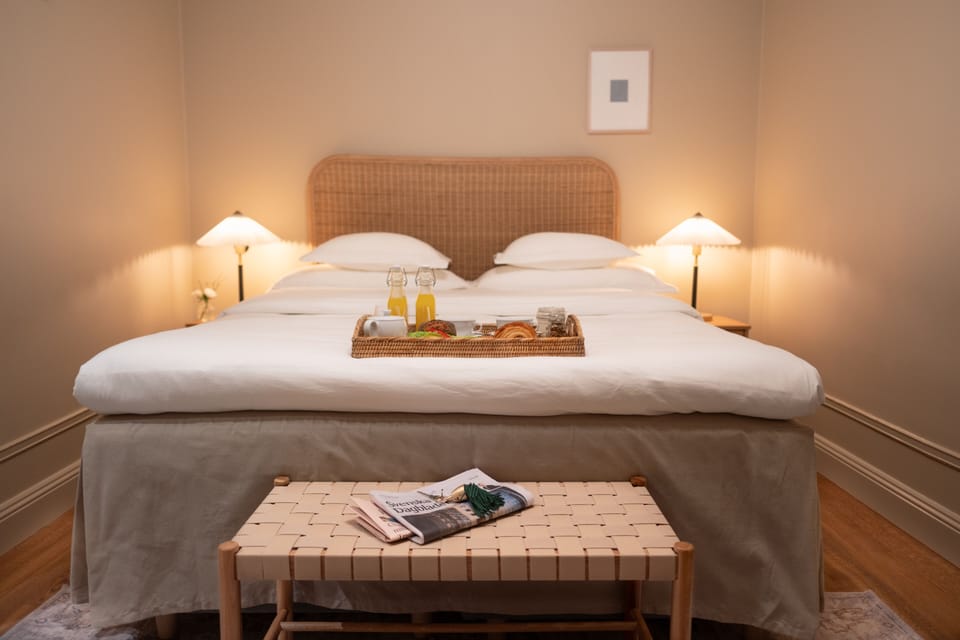 Superior Queen | Premium bedding, iron/ironing board, free WiFi, bed sheets