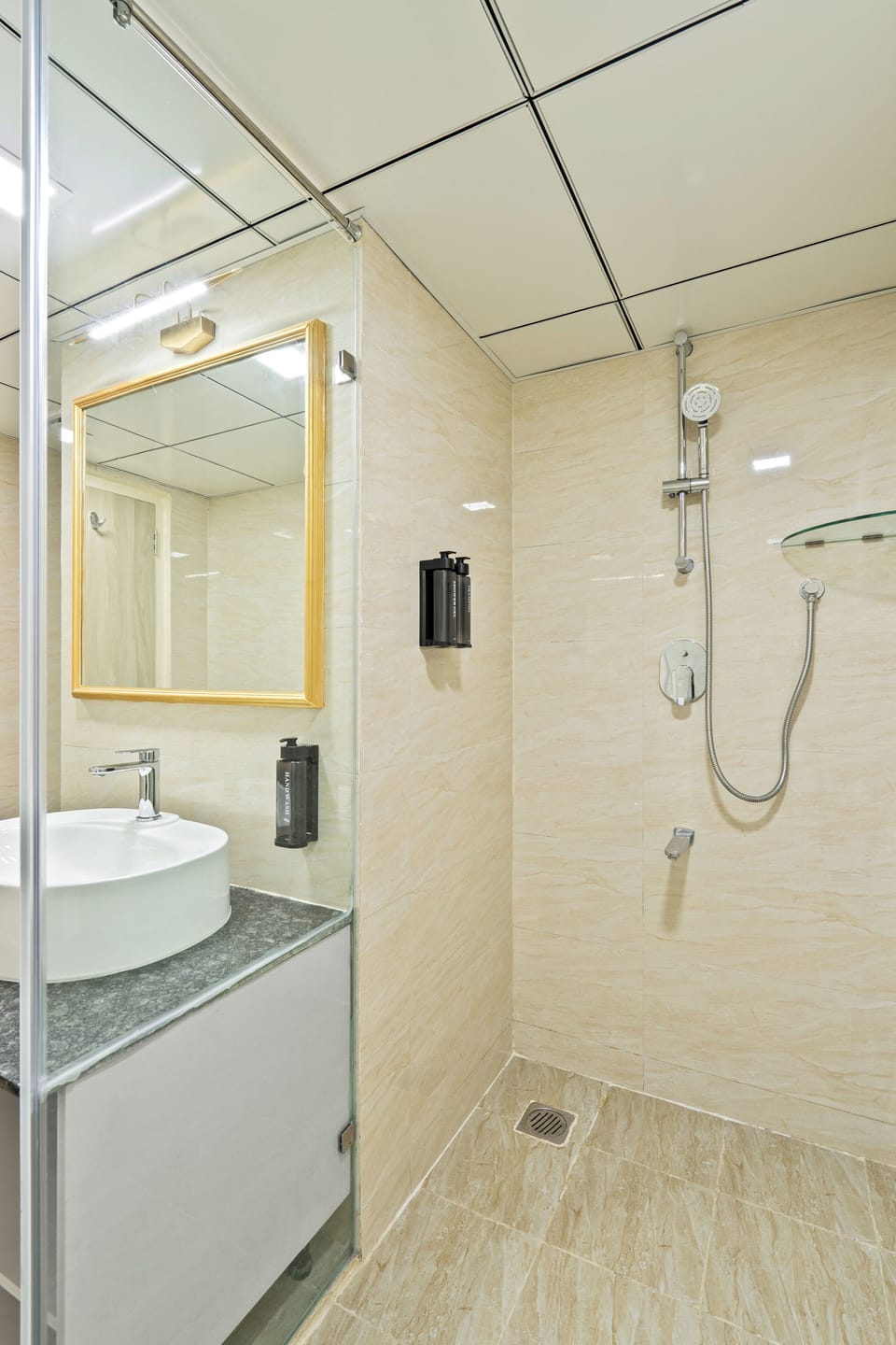 Superior Studio Suite | Bathroom | Shower, rainfall showerhead, free toiletries, towels