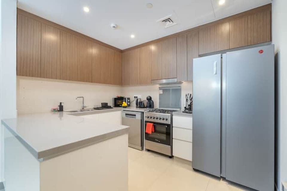 Elite Apartment | Private kitchen | Full-size fridge, microwave, oven, toaster