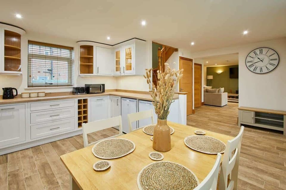 Fawcett Cottage, Tollerton - Host & Stay