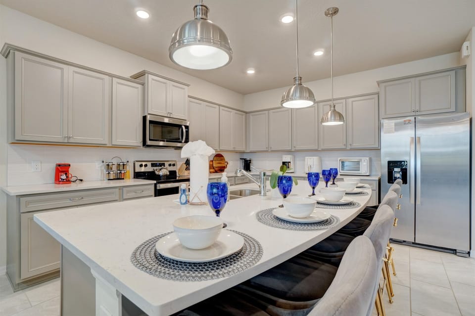 Full Modern Kitchen-Seats 5 At Island