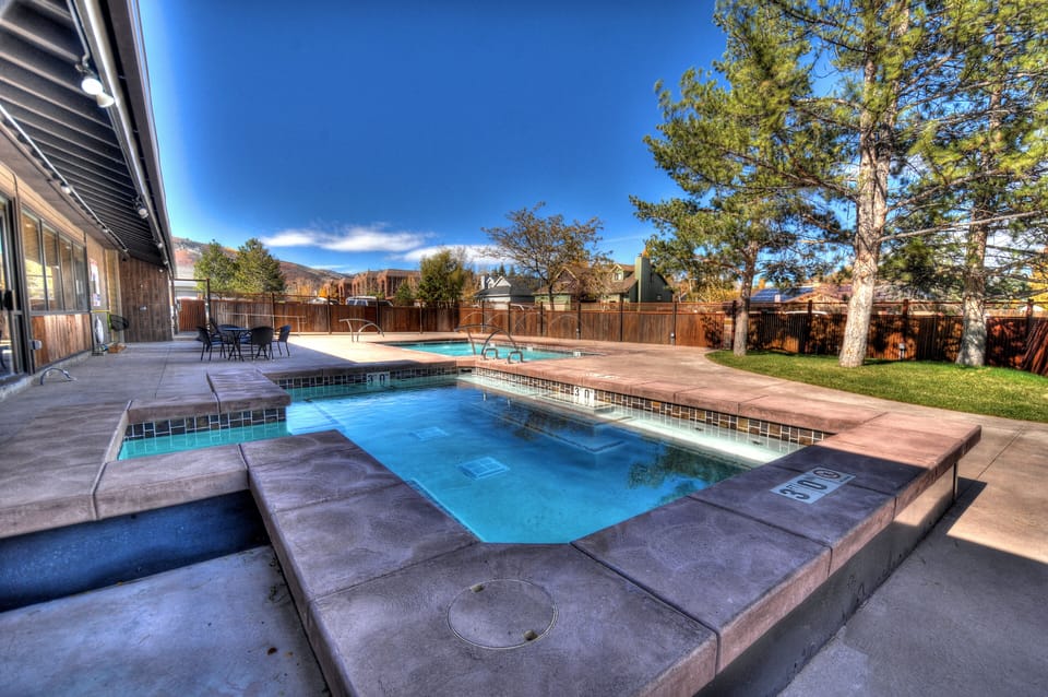 Prospector Lodge 805: Community hot tub (open year round)