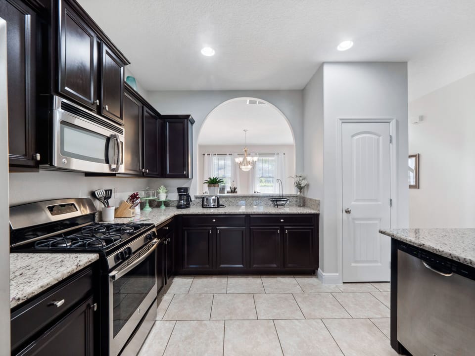 Modern Full Sized Kitchen Including Coffee Maker, Blender, Toaster and Basic Kitchen Starter Essentials