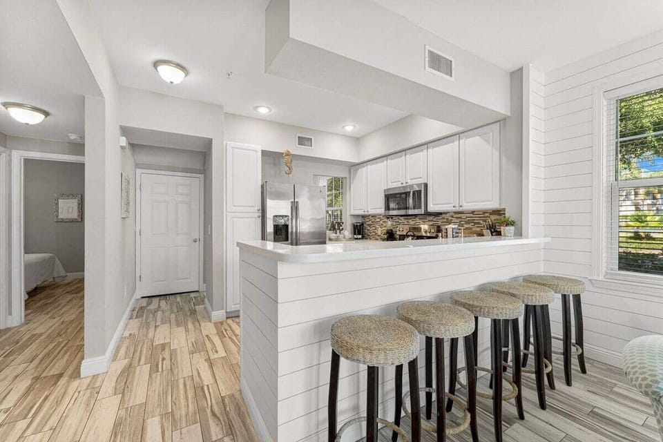 Kitchen breakfast bar