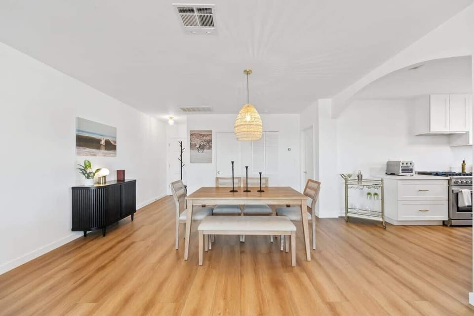 Dining Table that seats 6 guests