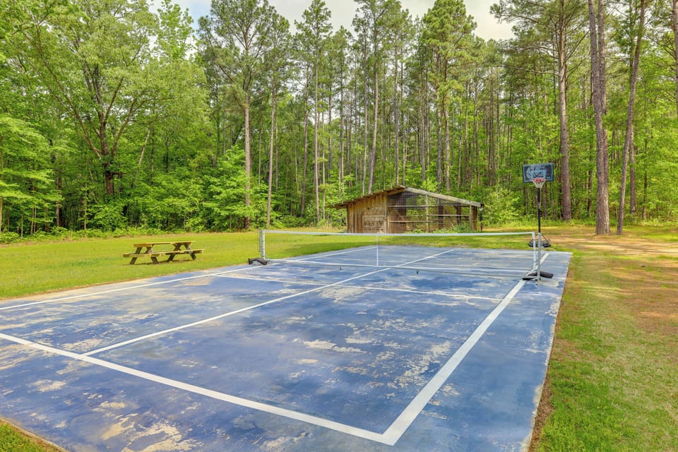 Tree-lined Higden Retreat: Close to Parks + Trails Cottage in Greers Ferry Lake