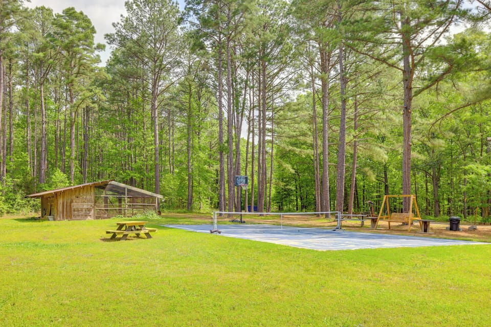 Tree-lined Higden Retreat: Close to Parks + Trails Cottage in Greers Ferry Lake