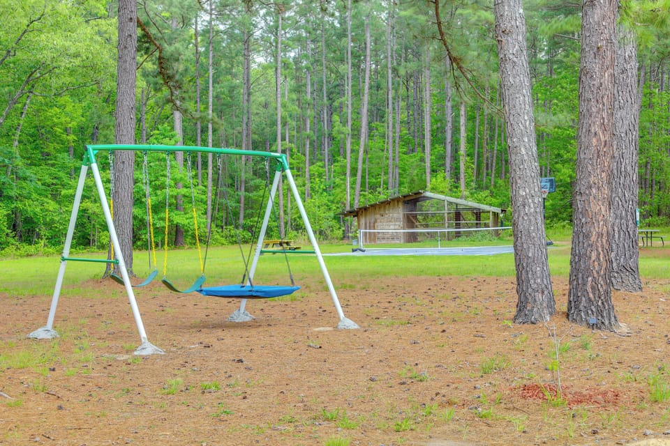 Tree-lined Higden Retreat: Close to Parks + Trails Cottage in Greers Ferry Lake