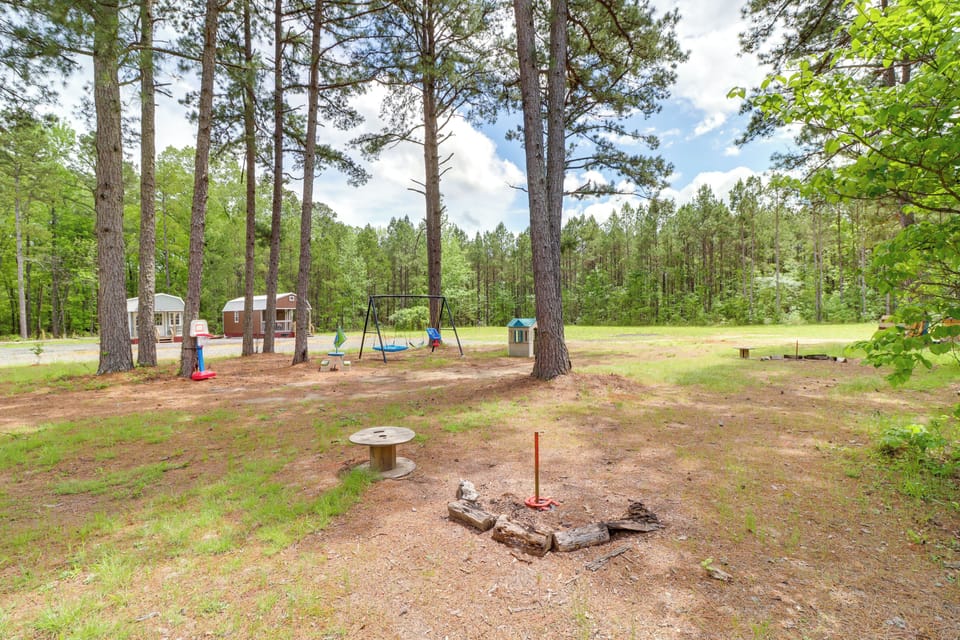 Higden Studio w/ Shared Patio, Yard Games, Grills! Apartment in Greers Ferry Lake