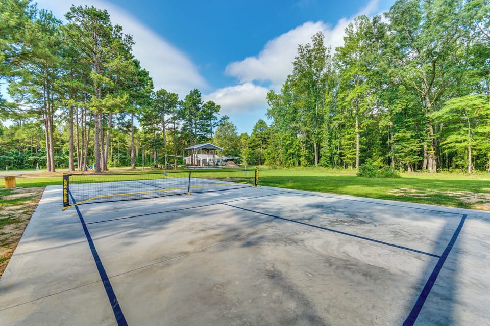 Higden Studio w/ Shared Patio, Yard Games, Grills! Apartment in Greers Ferry Lake
