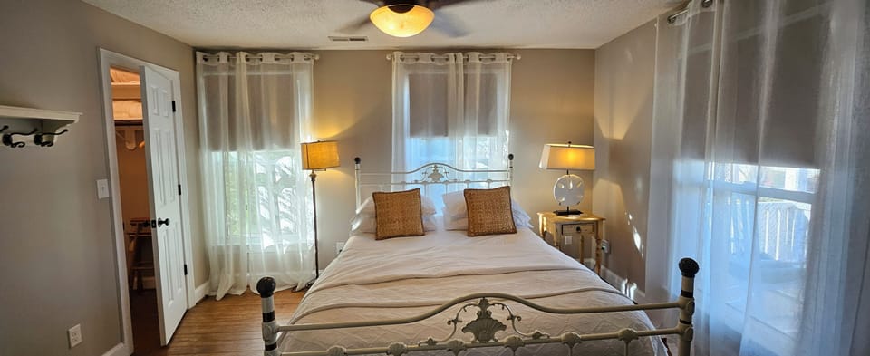 Room, 1 Queen Bed | Premium bedding, free WiFi, bed sheets
