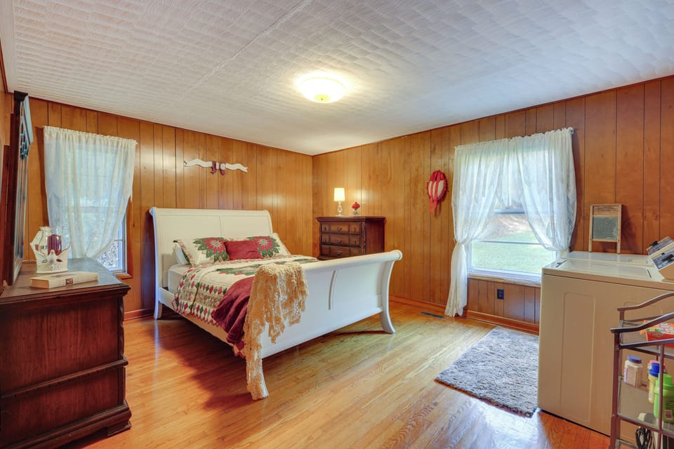 Haysi Nature Getaway w/ Fire Pit & On-site Creek! Cottage in Virginia